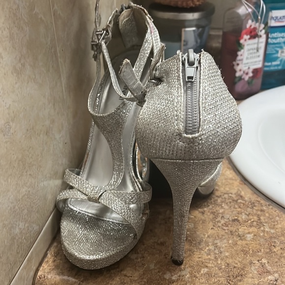 Glittery silver high heels size 7, like new, in excellent condition, wore once. - Picture 2 of 3